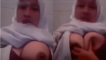 Hijab Pamer Toket Gede di Toilet Video by TXXX Hijab Pamer Toket Gede di Toilet Video by TXXX