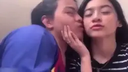 Sepasang Sejoli Berduaan di Kosan