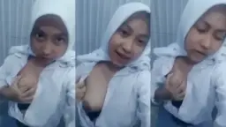 Abg Hijab SM4 Pamer Nenen Di Toilet Sekolah Video by xNxx